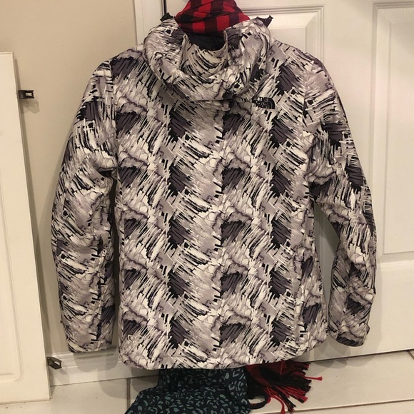 The North Face Ski Jacket- lightweight and warm - Picture 2 of 7